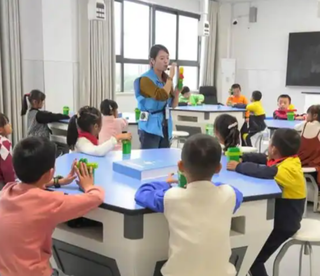 自由日活动让不同混龄班的幼儿在走班过程中相互学习互相帮忙